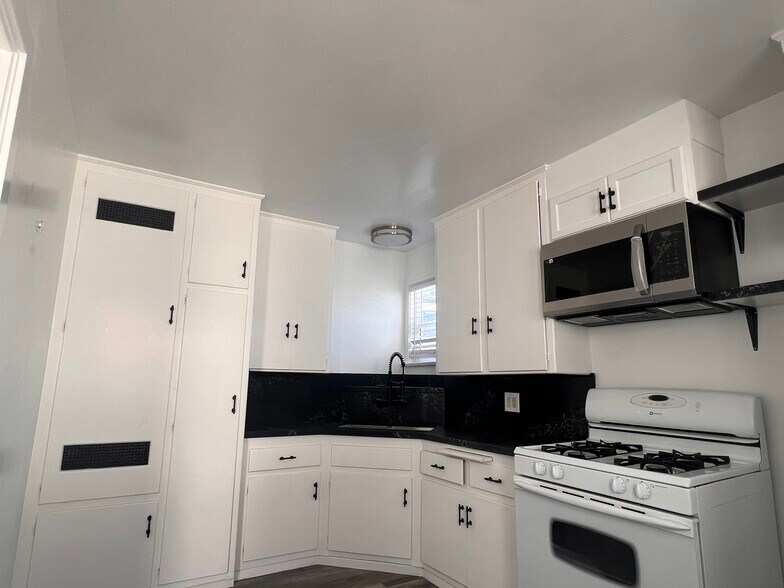 Building Photo - 227 Calle Miramar