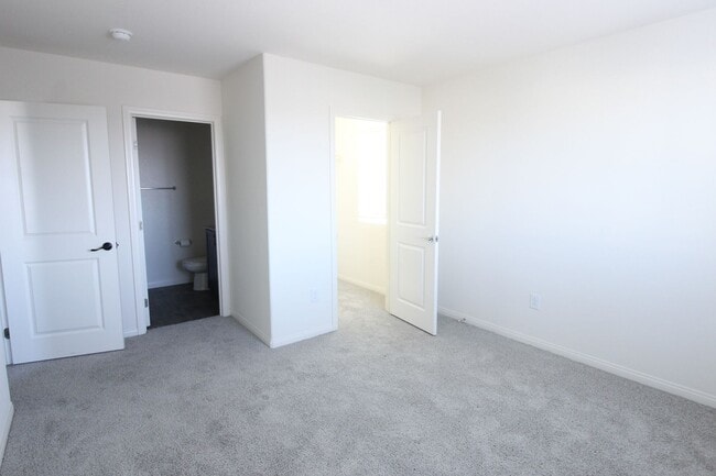 Building Photo - THREE BEDROOMS ALL WITH PRIVATE BATHROOMS