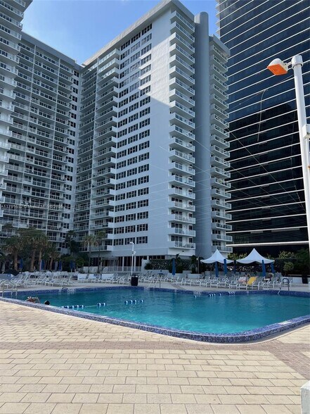 Building Photo - 2030 S Ocean Dr