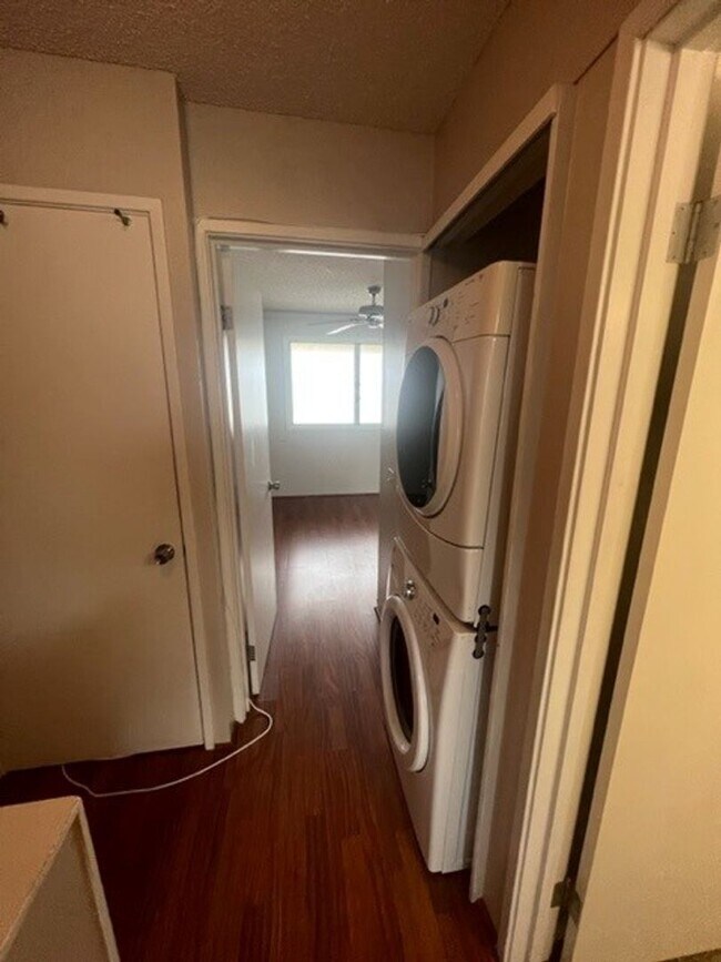 Building Photo - 2 Bed / 1.5 Bath / 1 covered reserved parking - Great Kailua Location!