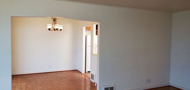Building Photo - Beautifully Renovated Vintage  2 bedroom 2...