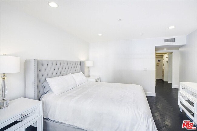 Building Photo - 1319 N Detroit St