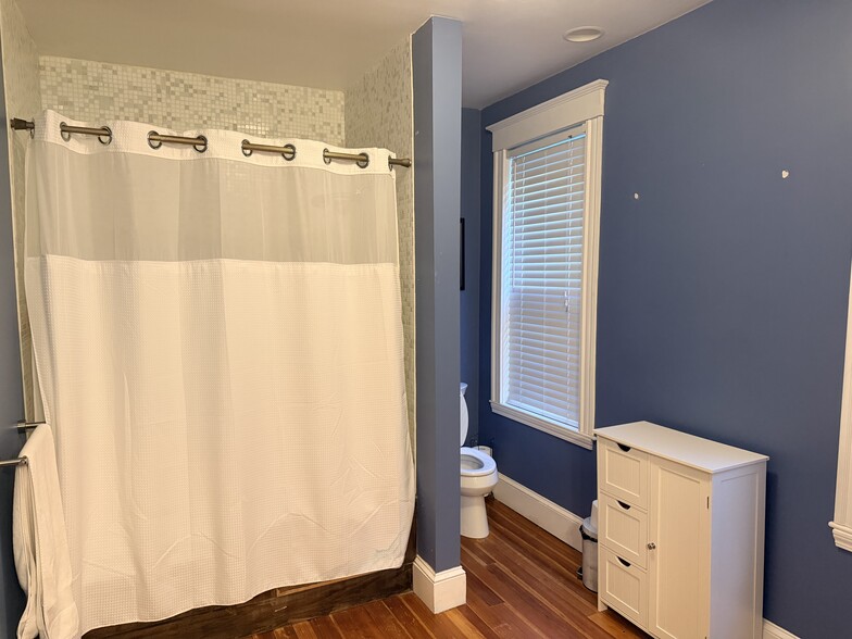 Building Photo - 211 W 8th St