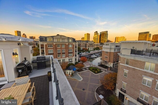 Building Photo - 900 Valencia Ct