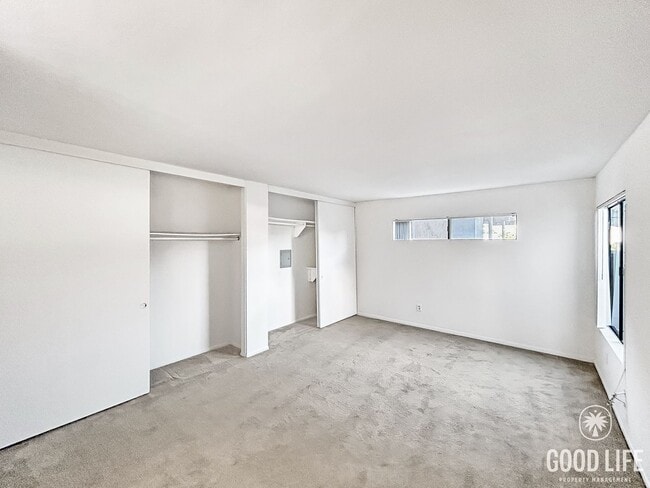 Building Photo - Beautiful 2B/2BA Condo in Pacific Beach w/ Parking & Swimming Pool!