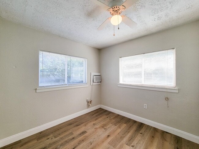 Building Photo - 711 Ave A Ave