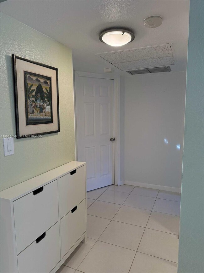 Building Photo - 5141 W Oakland Park Blvd