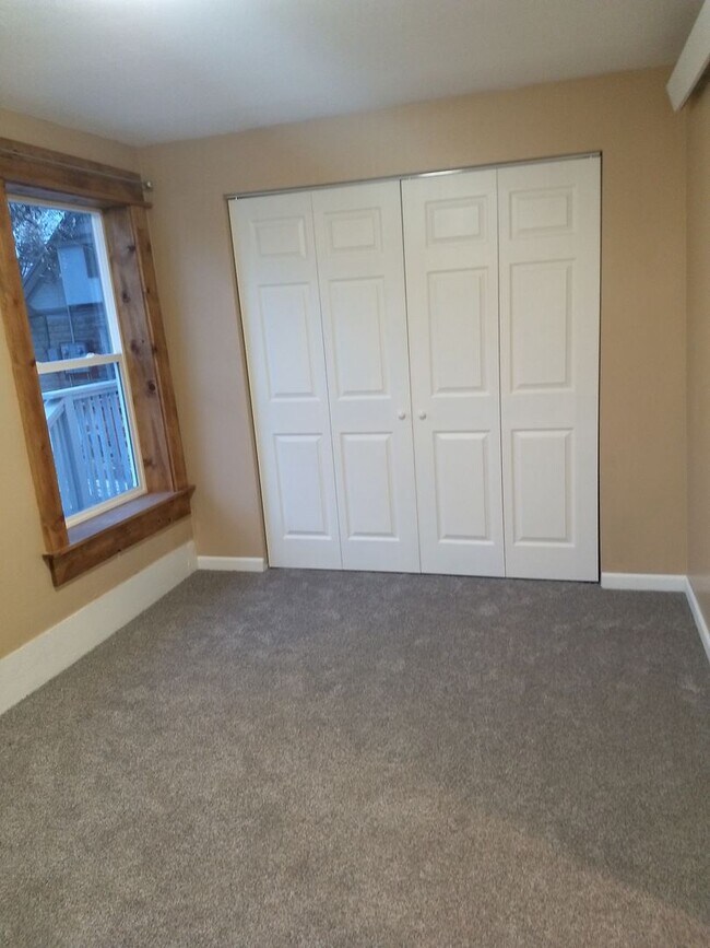 Building Photo - Pet Negotiable Four Bedroom Home