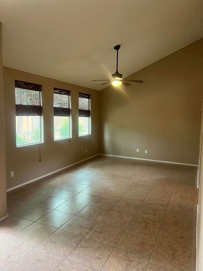 Building Photo - 4-bedroom and loft in the Willows with com...