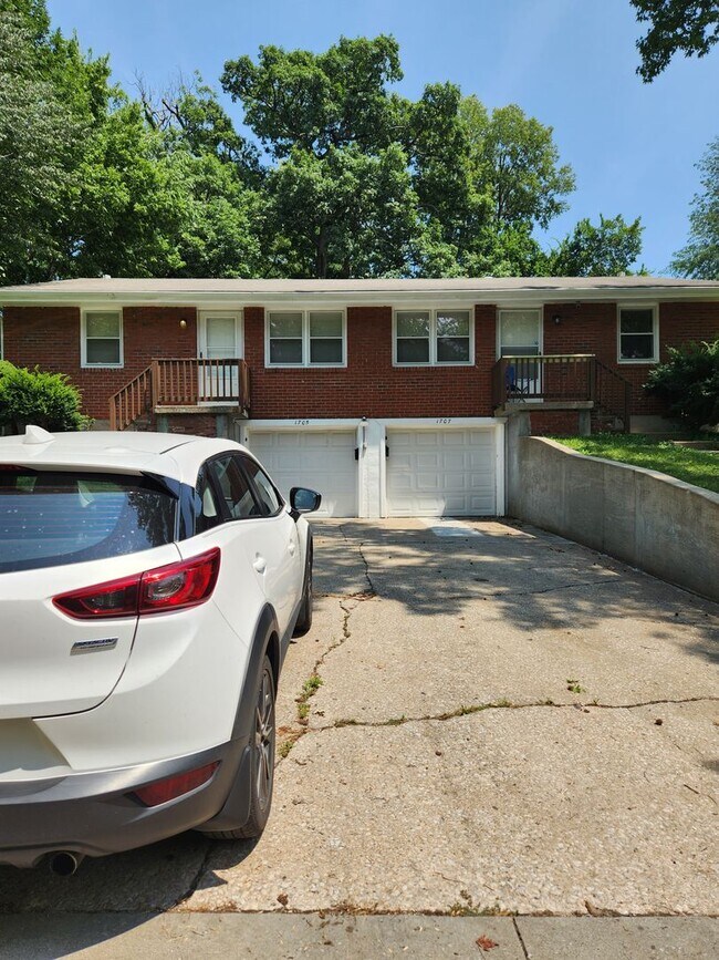 Building Photo - 2 Bedroom 1 Bath