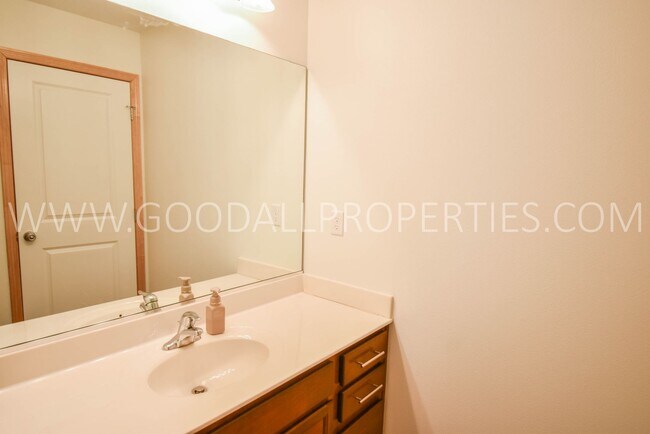 Building Photo - 2 Bedroom 2.5 Bathroom In West Des Moines with 2 car garage attached