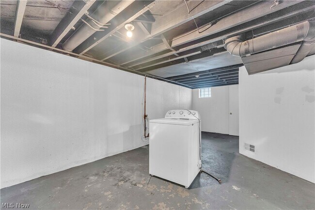 Building Photo - 921 Helmsdale Rd
