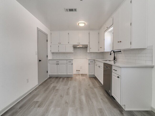Building Photo - Newly Remodeled 3 Bedroom Home