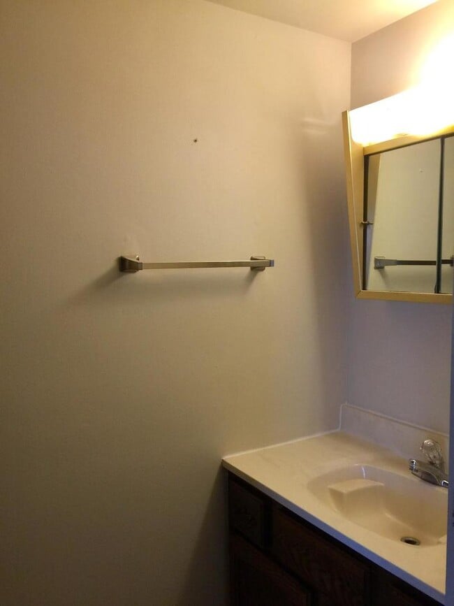 Building Photo - 13 Parkside Ct