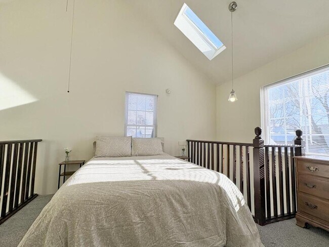 Building Photo - 171 Oak St