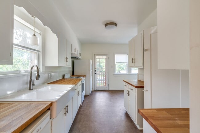 Building Photo - Charming 2-Bedroom Duplex in Mahncke Park