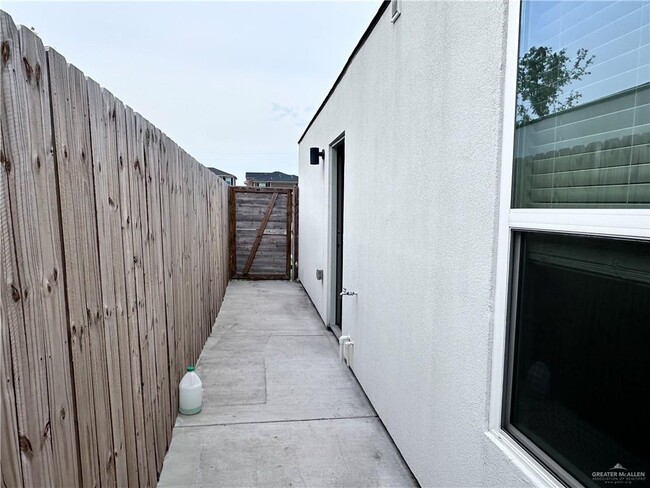 Building Photo - 1308 E Iris Ave