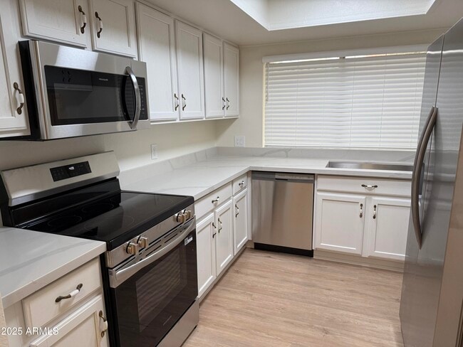 Building Photo - 1623 E Bluefield Ave