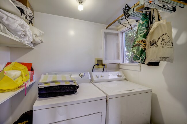 Laundry room - 3626 Veteran Ave