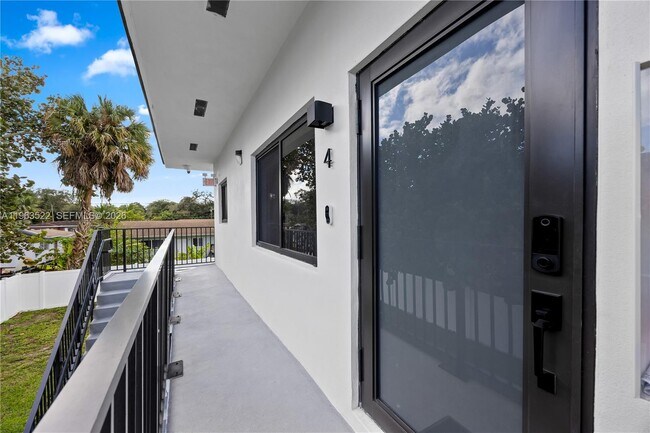 Building Photo - 630 NE 166th St