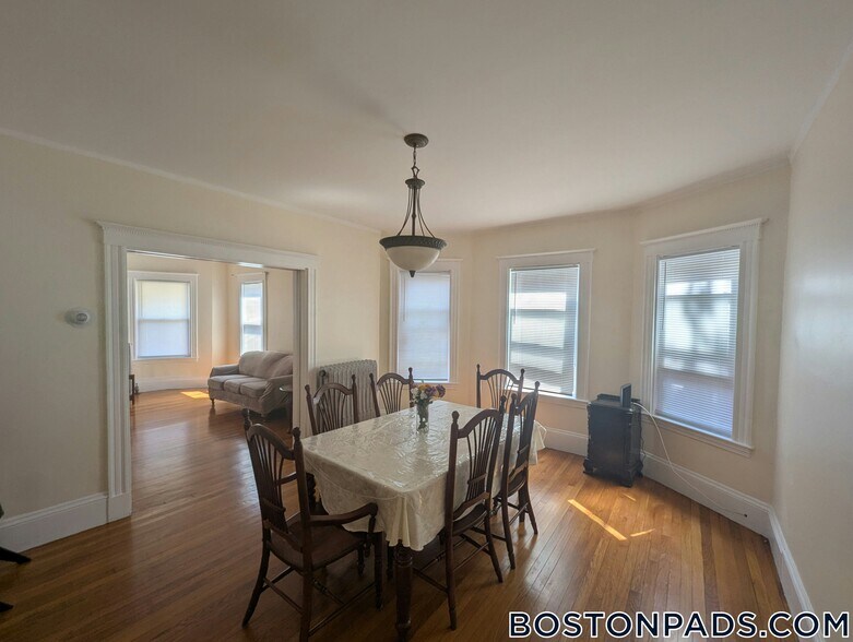 Building Photo - 27 Bourneside St