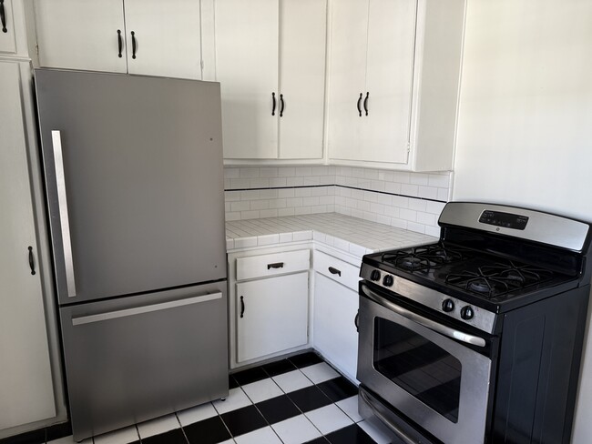 Building Photo - 408 N Doheny Dr