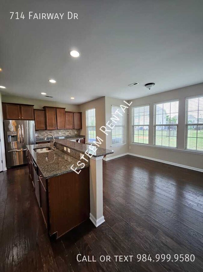 Building Photo - 714 Fairway Dr
