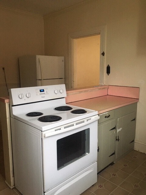 Building Photo - Spacious 2-Bedroom First Floor Apartment