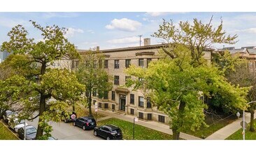 Building Photo - 923 W Waveland Ave