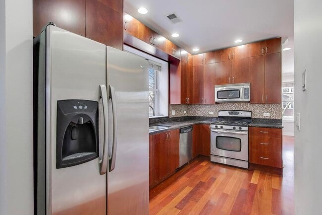 Building Photo - 4331 N Sacramento Ave