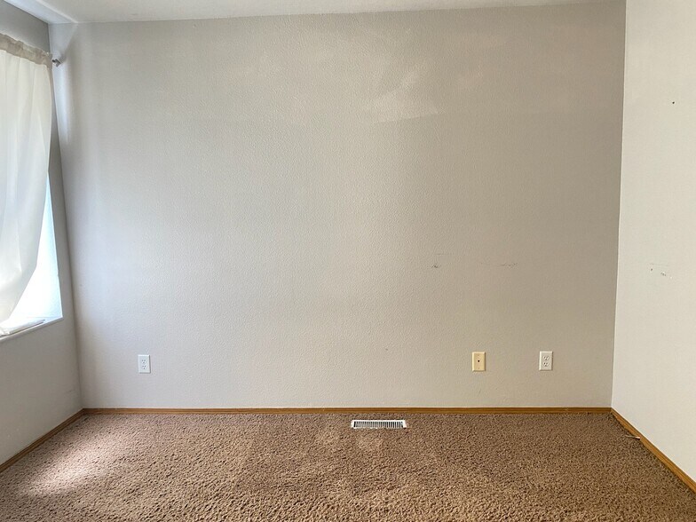 Master bedroom - 1415 E Maple St