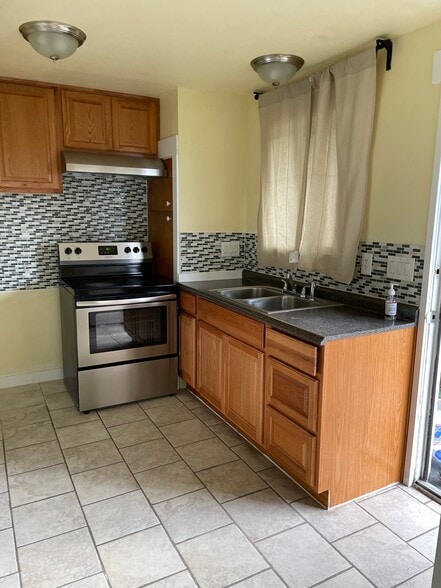 Kitchen - 115 Summit Ave N