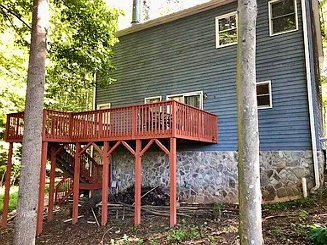 Building Photo - Spacious 3100 sq ft 3 bedroom 2 bath home on over 1.5 acres in Oak Ridge, NC