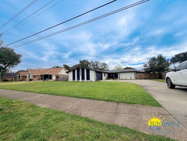 Building Photo - Custom 4BR Pool Home in Kenwood with Bonus Room & Private Backyard!