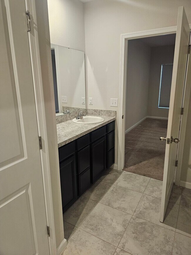 Building Photo - 3 bed 2 bath single family home