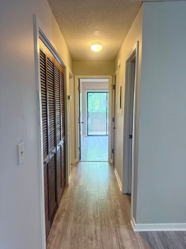 Building Photo - Spacious 2BR 2BA townhome in Village Creek!
