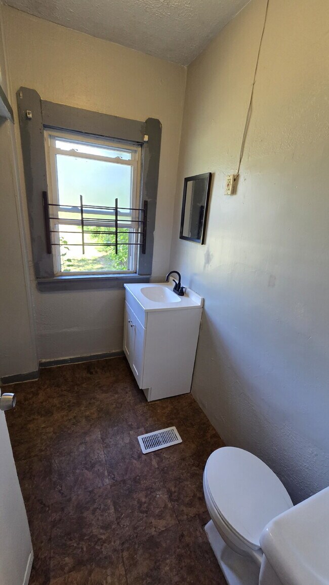 Building Photo - October Move in Special: Security Deposit only $500