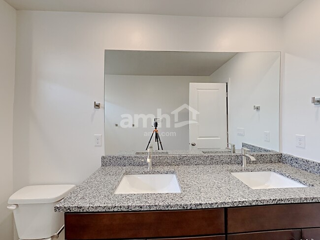 Building Photo - 1338 E White St