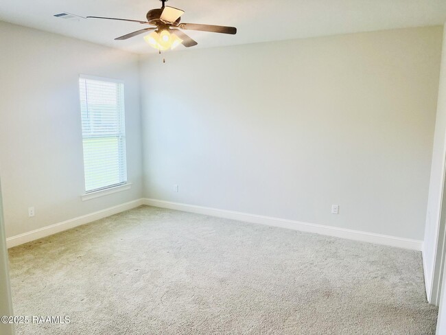 Building Photo - 6217 Lake Edge Dr