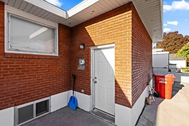 Building Photo - 204 Dove Ave