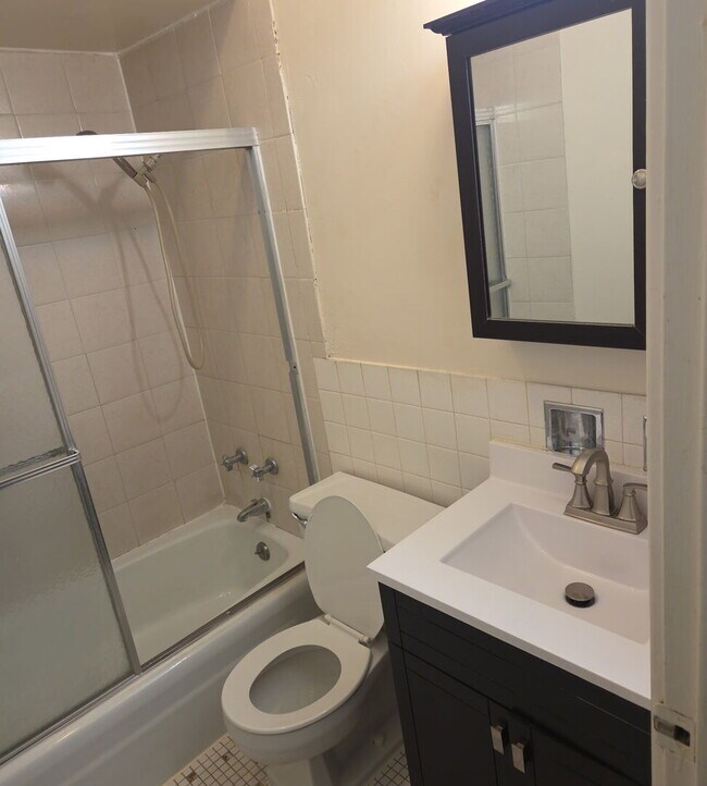 Building Photo - 6128 N Kenmore Ave