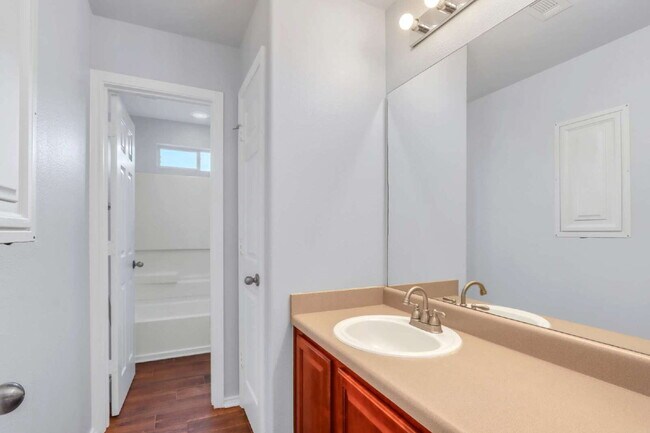 Building Photo - "Spacious 6-Bedroom Haven with 4 Full Baths and Hot Tub!"