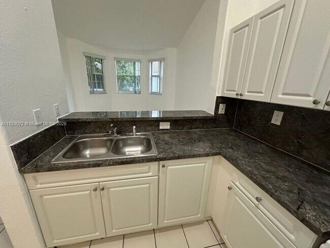 Building Photo - 1661 SE 29th Ct