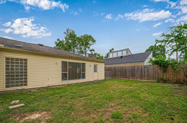 Building Photo - 13731 Greenway Dr