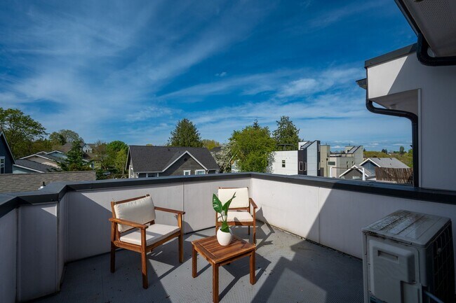 Building Photo - Modern 2BR End-Unit Townhome with Two Rooftop Decks