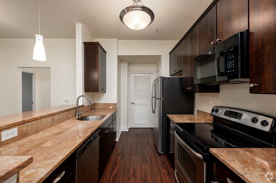 London - 2BR, 2BA - 1,184SF - Kitchen - Maxwell Apartments