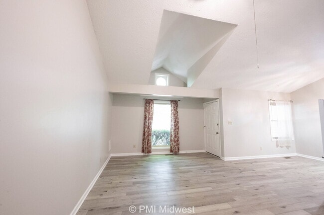 Building Photo - "Charming 2-Bed, 2-Bath Duplex in Prime Franklin Locale – Spacious 1,464 Sq Ft!"