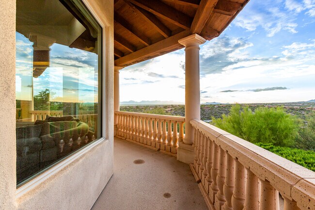 Catalina Foothills 4 bedroom 4 bath Home located in prestigious Canyon Ridge. 270-degree VIEWS! - 4667 N Rocky Crest Plz