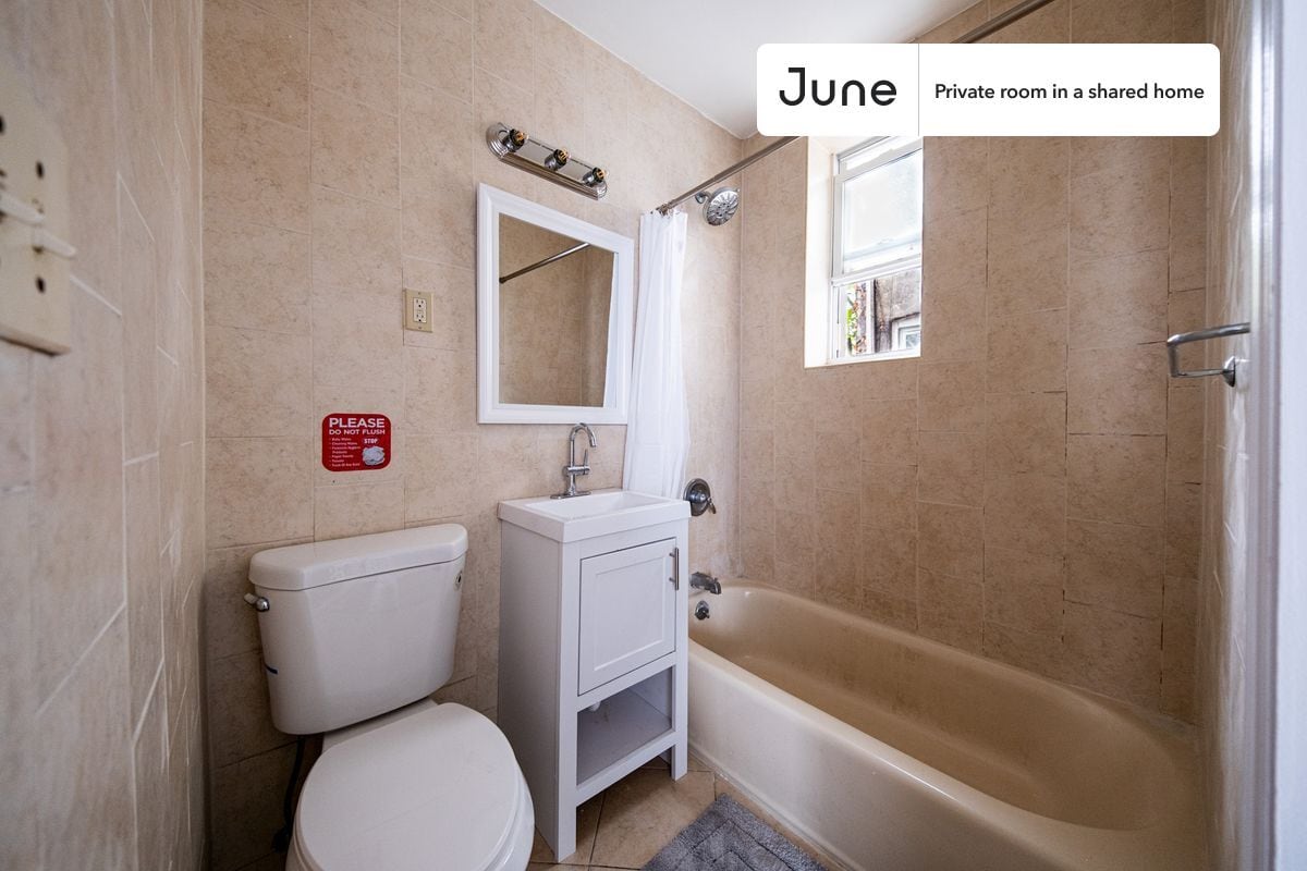 Building Photo - Private bedroom in 4 bed/1 bath Home