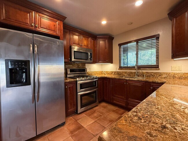 Building Photo - Cozy 3 Bedroom 2 Bath home located conveniently in San Jose